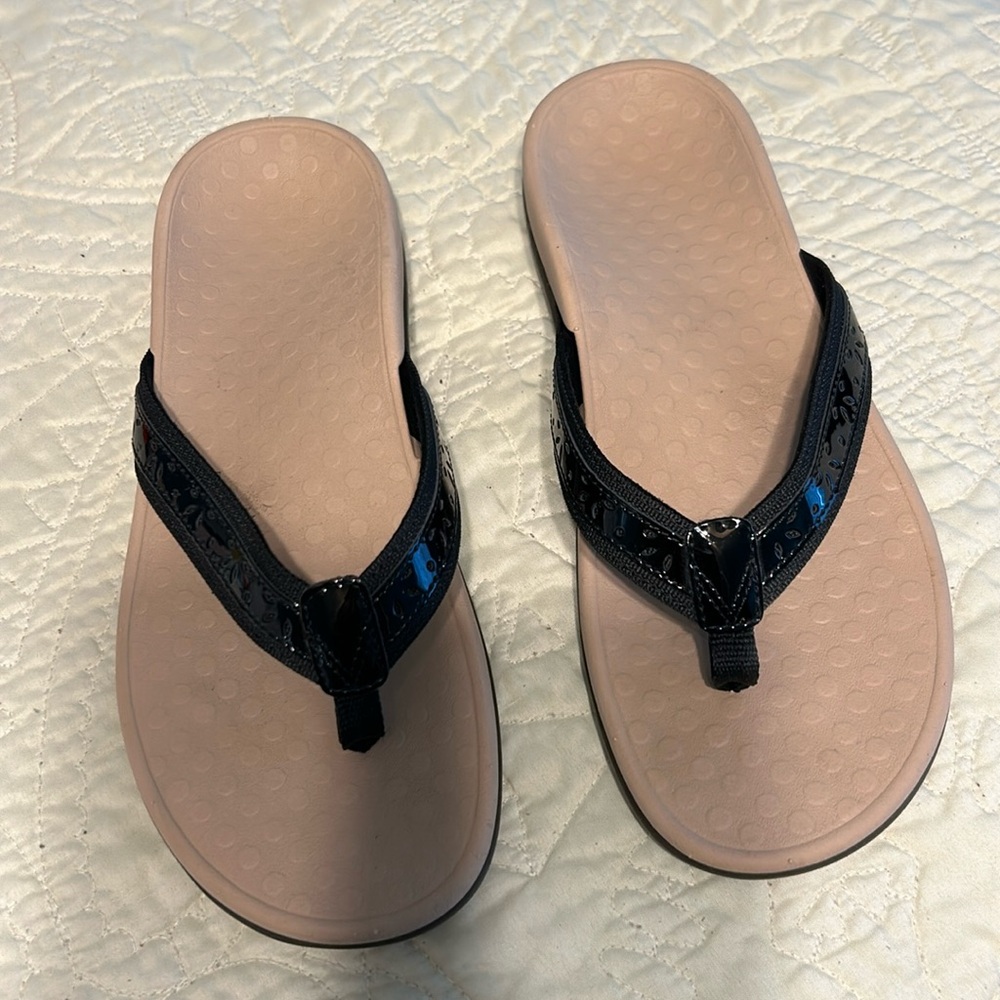 Black vionic sandals